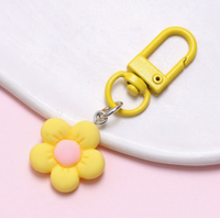 Gantungan Kunci Bunga Pastel Resin, Gantungan Kunci Floral dengan Pengait, Liontin Daisy, Aksesoris Dekorasi untuk Tas Ransel, Dompet, dan Tas