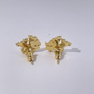 Pendientes de Botón con Forma de Flor de Circonita Blanca en Forma de Pera, Clásicos, Elegantes, Sutilmente Lujosos y Modernos, Chapados en Oro sobre Latón, de TIanyu Gems - Product Image 6