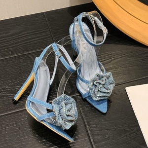 Sandales à talons hauts pour femmes en denim ornées de fleurs 3D et de diamants, avec lanières à la cheville, style escarpins d'été, motif rose rouge - Product Image 4