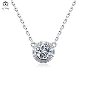 Collar con colgante <span class=keywords><strong>solitario</strong></span> clásico y moderno de moissanita de 0.5 CTW, plata S925 chapada en rodio, engaste de garra de piedra única circundada - Product Image 1
