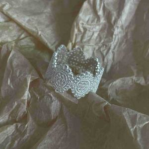 Bague en argent pur S925 Wenchi, style rétro exquis, motif floral ajouré, incrustée, design de niche féminin, luxe léger haut de gamme - Product Image 2