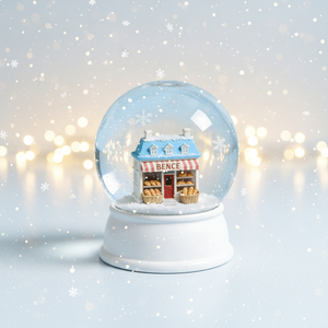 Globo di Neve con Scena Invernale della Pasticceria e Neve in Movimento - Oggetto da Collezione Premium per Amanti del Cibo - Product Image 1