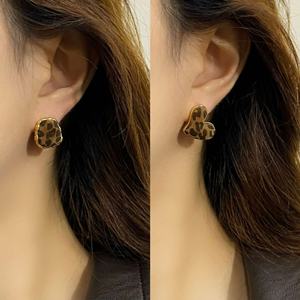 ต่างหูห้อยทรงหัวใจเรขาคณิตเคลือบทองแท้สไตล์เรโทรประดับด้วยหินธรรมชาติ ดีไซน์ทันสมัย วัสดุทองเหลืองชุบทอง คอลเลคชั่นฤดูใบไม้ร่วง-ฤดูหนาว ระดับไฮเอนด์ - Product Image 2