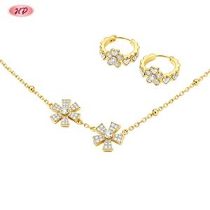 เครื่องประดับเฮงเตี้ยน ชุดเครื่องประดับแฟชั่นชุบทอง 18K ลายโคลเวอร์และหัวใจ ประดับเพชรซิคอนเกรด AAA ขายส่ง สำหรับผู้หญิง ใส่ได้ทุกวัน/ออกเดท/งานปาร์ตี้ - Product Image 2