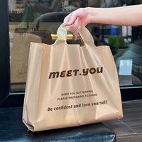 Sacs de vêtements en plastique imprimés personnalisés avec trous de poignée de poinçon fournisseur de sacs à provisions de couverture de vêtement