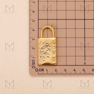 Nuevo Collar de Moda para Mujer con Colgante de Medallón de Oro y Dijes de Candado Llave y Corazón con Diamantes de Cristal Incrustados - Product Image 5