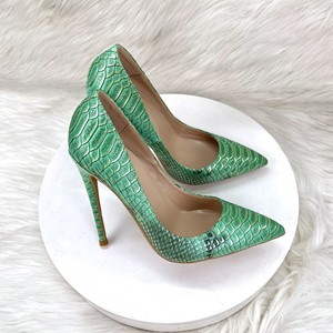 <span class=keywords><strong>Scarpe</strong></span> con <span class=keywords><strong>tacco</strong></span> alto in PU verde e suola in gomma, a punta e scollo basso, per il commercio all'ingrosso transfrontaliero - Product Image 2