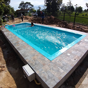 Ensemble complet de piscine en fibre de verre de grande taille avec éclairage et système de filtration – Achat tout-en-un - Product Image 3