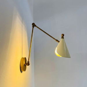 Applique murale moderne en laiton, bras orientable, abat-jour conique crème, éclairage mural de salon de style mid-century - Product Image 1