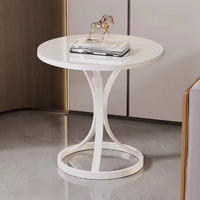 Table d'appoint élégante avec plateau en marbre et cadre en métal doré, design luxueux pour les espaces de vie modernes, portable et durable pour le mobilier de salon