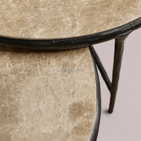 Tables basses gigognes rondes au design moderne avec cadre métallique martelé à la main et plateau en marbre naturel pour salon