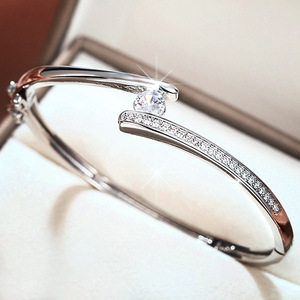 Bracciale geometrico chic da donna, minimalista, unico, gioiello da polso per tutti i giorni. - Product Image 1