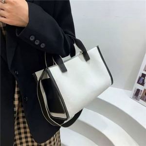 Bolso tote de lona blanca resistente para mujer, con inserto tejido, impermeable, reutilizable, con asa de cinta, ideal para compras diarias en verano. - Product Image 4