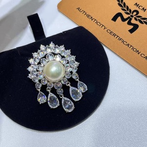 Broche rétro en forme de casque d'opéra de Pékin, décoration de poitrine en perles de mer naturelles avec motif de luxe incrusté de perles dorées de Nanyang - Product Image 2
