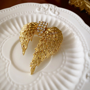 Broche lettre sertie de diamants avec placage or véritable, bijoux de luxe français de style ancien pour seniors, vente en gros - Product Image 5