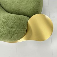 Ensemble de canapé trois places sectionnel moderne italien tissu de flanelle incurvé avec plateau doré en acier inoxydable en forme de pois pour le salon
