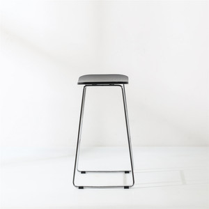 Taburete de style moderne d'usine Siège en bois naturel haut de gamme Tabouret de chaise de <span class=keywords><strong>bar</strong></span> haut de gamme nordique simple avec pieds en métal - Product Image 4