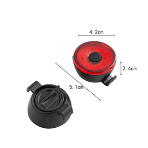 Nuovo fanale posteriore per bicicletta multifunzione per ciclismo all'aperto alimentato <span class=keywords><strong>a</strong></span> <span class=keywords><strong>batteria</strong></span> avviso per freno <span class=keywords><strong>lampeggiante</strong></span> fari di montaggio posteriori <span class=keywords><strong>a</strong></span> scatto - Product Image 3