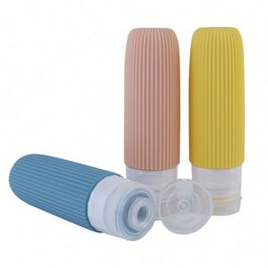 Kit de voyage en silicone avec bouteilles transparentes de 3 oz approuvées, personnalisables avec logo, pour recharger les produits de toilette - Product Image 1