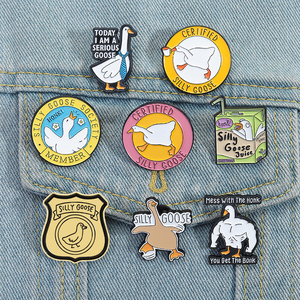 Officiel Silly Goose Club émail broche drôle Animal canard broche revers Badge dessin animé bijoux cadeau pour amis ludiques - Product Image 1