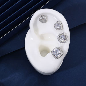 Grandi <span class=keywords><strong>Orecchini</strong></span> a Lobo con Zirconi Cubici Grado AAA+ Incastonati Placcati Oro 18K con Rivestimento in Palladio Design Personalizzabile Set di <span class=keywords><strong>Orecchini</strong></span> Anti-Appannamento - Product Image 4