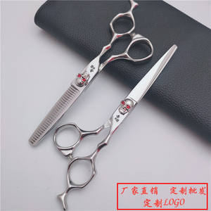 กรรไกรซอยผมยี่ห้อ Custom Brands ขนาด 6.0 นิ้ว ลายหัวกะโหลก ประดับอัญมณีสีแดง สำหรับช่างทำผม ใช้มือขวา คุณภาพสูง - Product Image 6
