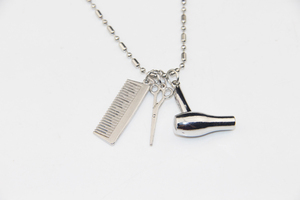 Collana con Ciondolo a Forma di Forbici e Pettine ZRM, Design Geometrico Classico in Lega Placcata Argento, Unisex per Estetisti e Parrucchieri - Product Image 4