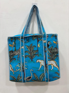 Bolso Tote Acolchado con Estampado de Selva Azul, Hecho a Mano con Estampado Indio |   Bolso de Hombro Reversible de Algodón con Cierre para Mujer - Product Image 2