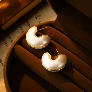 Boucles d'oreilles rétro en forme de C à double face avec perles, bijoux féminins haut de gamme, design unique, tendance, délicat et luxueux - Product Image 4