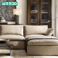 Canapé de salon haut de gamme personnalisable avec accoudoirs sectionnels, structure en bois artisanale pour hôtel, bureau, villa