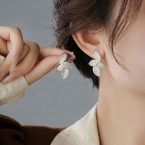 ต่างหูเพชรเม็ดเล็กทรงกลีบดอกไม้ สไตล์เกาหลี หรูหรา ดีไซน์เฉพาะกลุ่ม ระดับไฮเอนด์  เครื่องประดับอินเทรนด์ใหม่ - Product Image 2