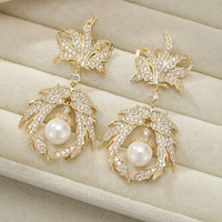 Boucles d'oreilles pendantes de luxe en zircon cubique pavé, motif feuille de fougère ajourée, feuillage en cristal, avec perle simulée centrale, bijoux vintage