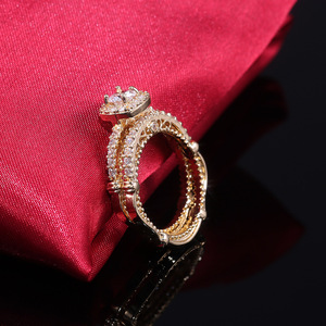 Anello Impilabile Color Oro per Donne, Gioiello Elegante e Scintillante, Vendita all'Ingrosso - Product Image 1
