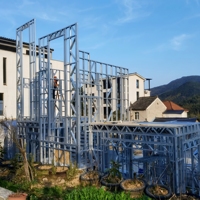 Villa moderne de luxe préfabriquée en acier léger avec système utilitaire intégré et salon
