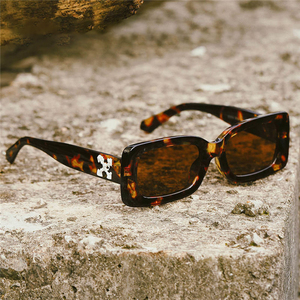 Gafas de sol vintage unisex con logotipo personalizado con marco de metal azul retro Diseño rectangular clásico para hombres y mujeres - Product Image 5