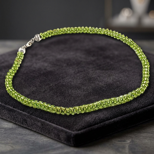 Collier vintage géométrique en argent et péridot pour femme, idéal pour les soirées - Service de fabrication d'échantillons Art Palace, style hindou - Product Image 1