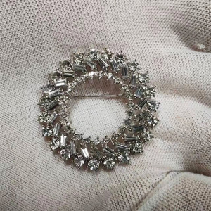Broche de perles de mode en gros Broche en pierre d'alliage à boucle en cristal incrustée de diamants haut de gamme - Product Image 5