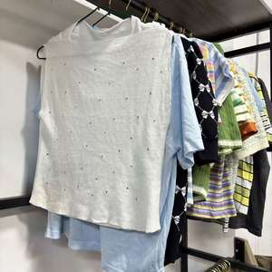 T-shirt da donna usate all'ingrosso per autunno inverno, in misto poliestere/cotone, colori assortiti, abbigliamento usato alla moda per negozi. - Product Image 2