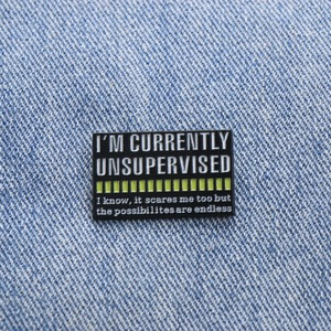 Spilla smaltata con citazione divertente: "Attualmente non sotto supervisione" - Product Image 3