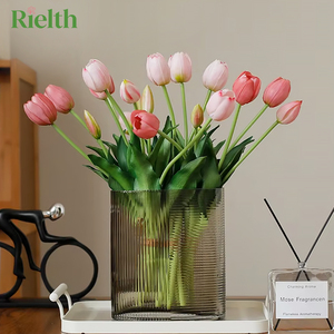 Bouquet di <span class=keywords><strong>Tulipani</strong></span> Artificiali in PVC Realistico, <span class=keywords><strong>Tulipani</strong></span> Finti Fatti a Mano in Stile Europeo, Bouquet da Sposa per Decorazioni Alberghiere - Product Image 2