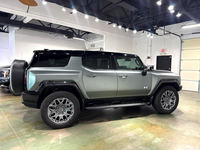 GMC Hummer EV SUV AWD 2024 d'occasion, conduite à gauche, intérieur cuir, régulateur de vitesse adaptatif, pneus R20, extérieur foncé, toit ouvrant automatique