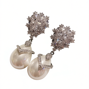 Boucles d'oreilles pendantes de luxe plaquées or E4057 avec fausses perles baroques blanches de qualité AAA, bijoux de fête pour femmes - Product Image 1