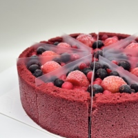 Pastel de Mousse Congelado de Fábrica, Pastel de Fresa y Arándanos en Rodajas, Venta al por Mayor, Stock Disponible, Postre Congelado, Pastel de Mousse