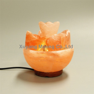 Lampada di Sale con Cornucopia Intagliata a Fiori e Base in Legno per Decorazione Casa - Product Image 4