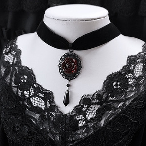 قلائد سوداء مخملية من الورد القوطي للنساء - Product Image 1