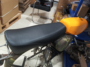 YHMOTO Selle arrière 3K Sitzbank Sitz Coussin imperméable en fibre de carbone pour Simson IFA S50 S51 S70 Pièces de cyclomoteur - Product Image 3