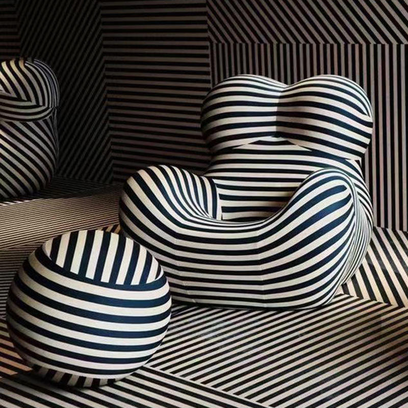 เล่นลายทางสีดำและสีขาวทุกด้าน