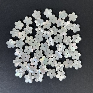 Prix de gros Natura White MOP Trèfle à quatre feuilles porte-bonheur Nacre naturelle Pierres Prix d'usine - Product Image 1