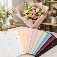 Kertas Pembungkus Bunga Tahan Air 56x56cm, Lembaran Kemasan Buket 70 Mikron, 20 Lembar Per Pak untuk Florist, Hadiah, dan Acara