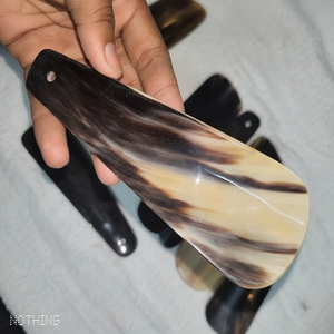 Cuerno de vaca natural de tamaño personalizable Cuernos de zapato Precio de fábrica Cuerno de buey de búfalo Producto hecho a mano del mejor logotipo personalizado - Product Image 1